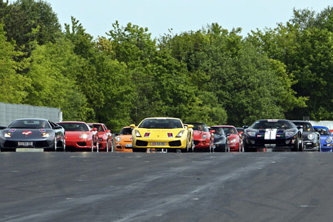 Dette er magien i Sportscar Event 09: En hel horde af tyske, italienske, engelske og amerikanske sportsvogne kommer myldrende for at give ture til legedrenge i alle aldre – og af begge køn. Overskuddet doneres til Børnecancerfonden.